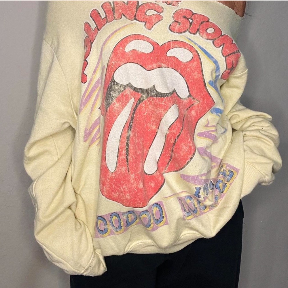 The Rolling Stones sweatshirt 💛😛 - Picture 2 of 4